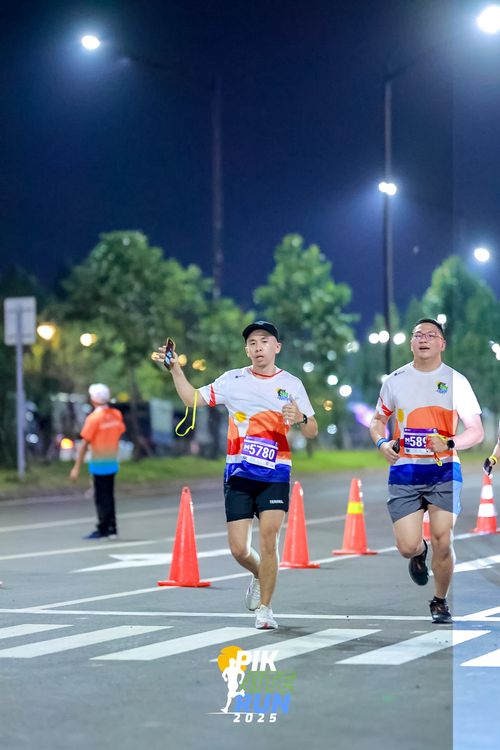 Race photo from PIK NITE RUN 2025