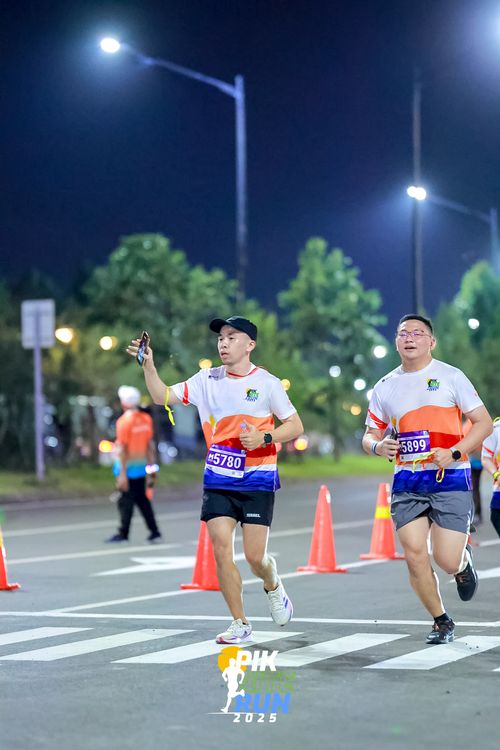 Race photo from PIK NITE RUN 2025
