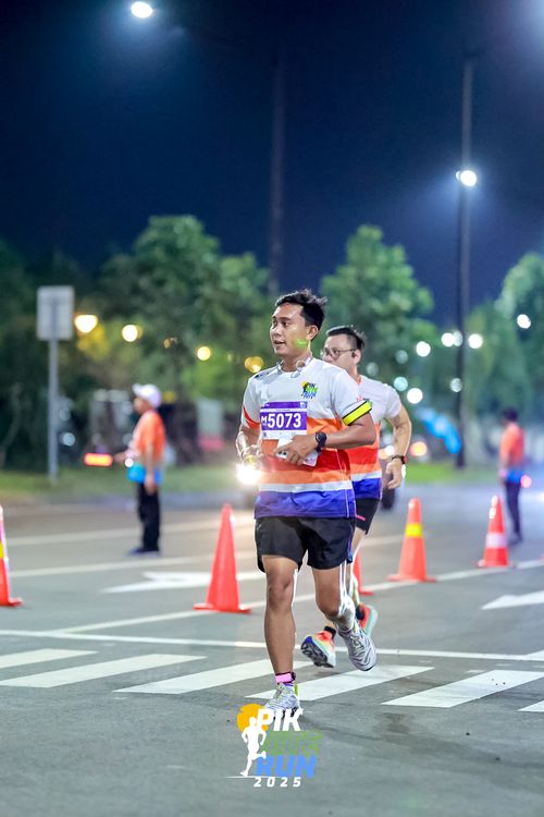 Race photo from PIK NITE RUN 2025