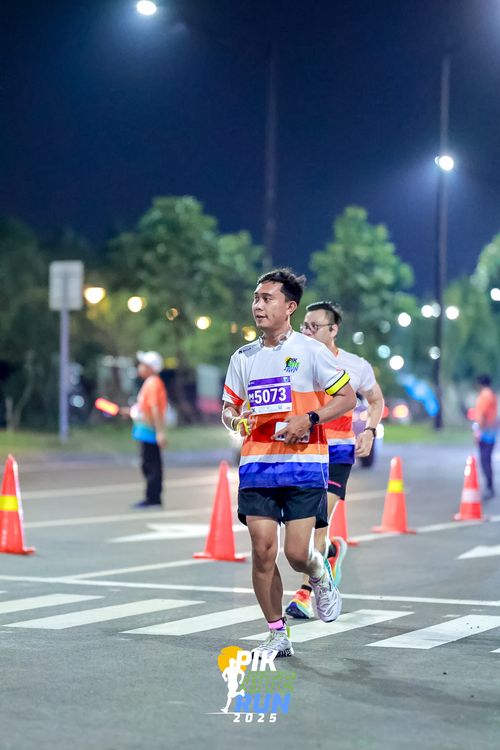 Race photo from PIK NITE RUN 2025