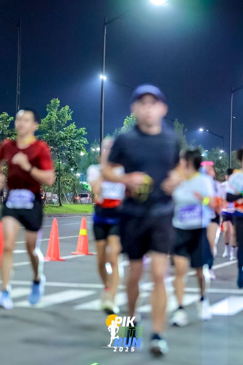 Race photo from PIK NITE RUN 2025