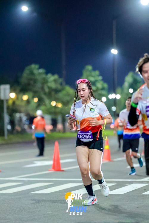Race photo from PIK NITE RUN 2025