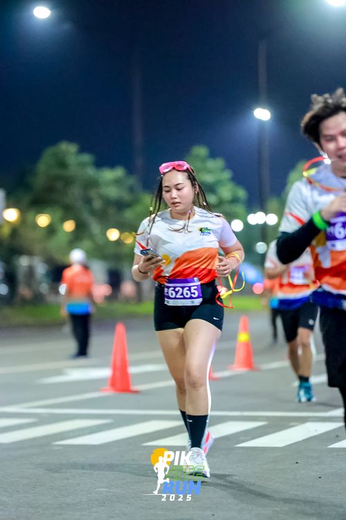 Race photo from PIK NITE RUN 2025