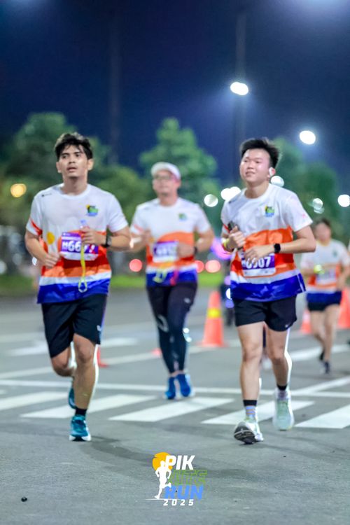 Race photo from PIK NITE RUN 2025