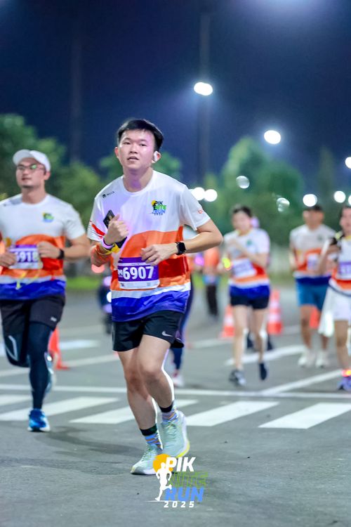 Race photo from PIK NITE RUN 2025