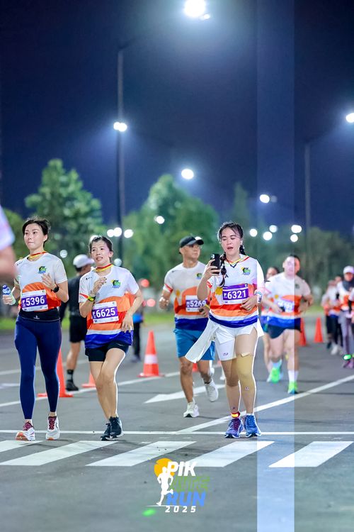 Race photo from PIK NITE RUN 2025