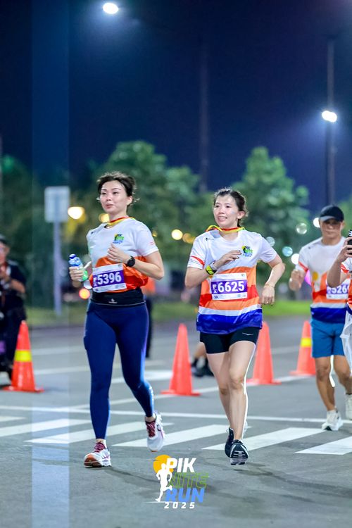 Race photo from PIK NITE RUN 2025