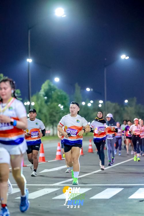 Race photo from PIK NITE RUN 2025