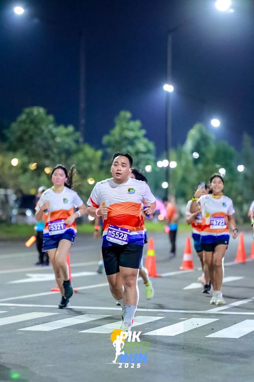 Race photo from PIK NITE RUN 2025