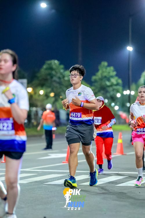 Race photo from PIK NITE RUN 2025