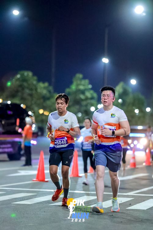 Race photo from PIK NITE RUN 2025