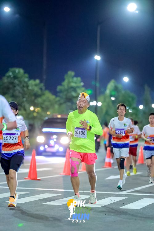 Race photo from PIK NITE RUN 2025