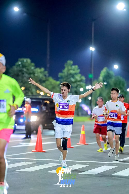 Race photo from PIK NITE RUN 2025