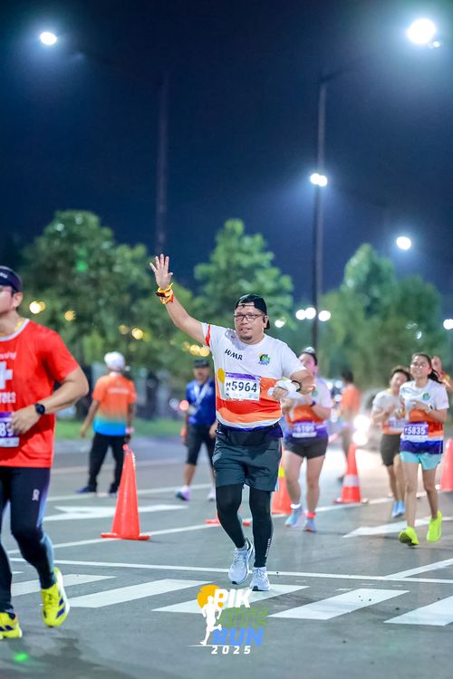 Race photo from PIK NITE RUN 2025