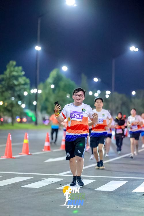 Race photo from PIK NITE RUN 2025