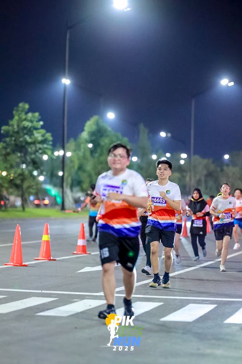 Race photo from PIK NITE RUN 2025