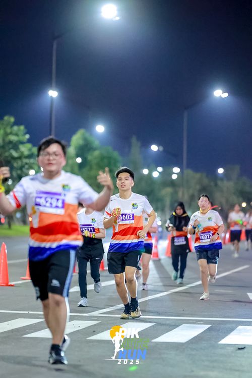 Race photo from PIK NITE RUN 2025