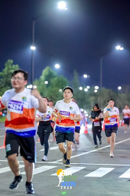 Race photo from PIK NITE RUN 2025