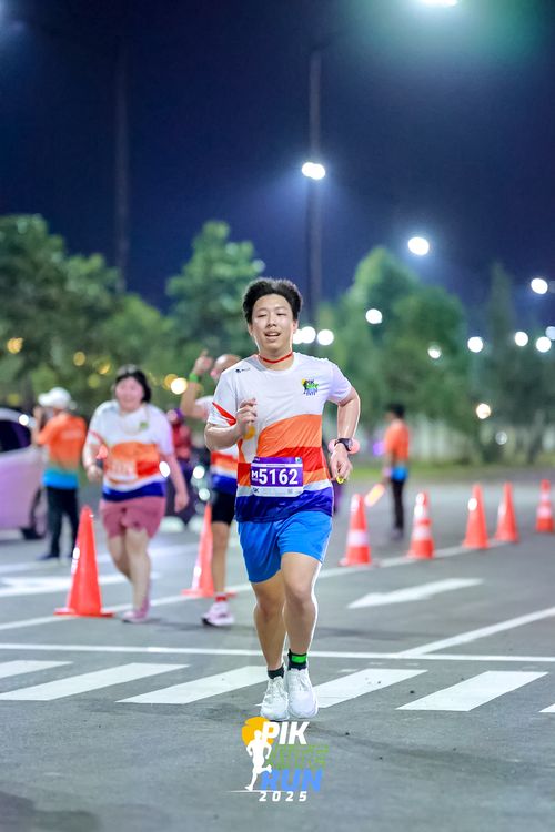 Race photo from PIK NITE RUN 2025