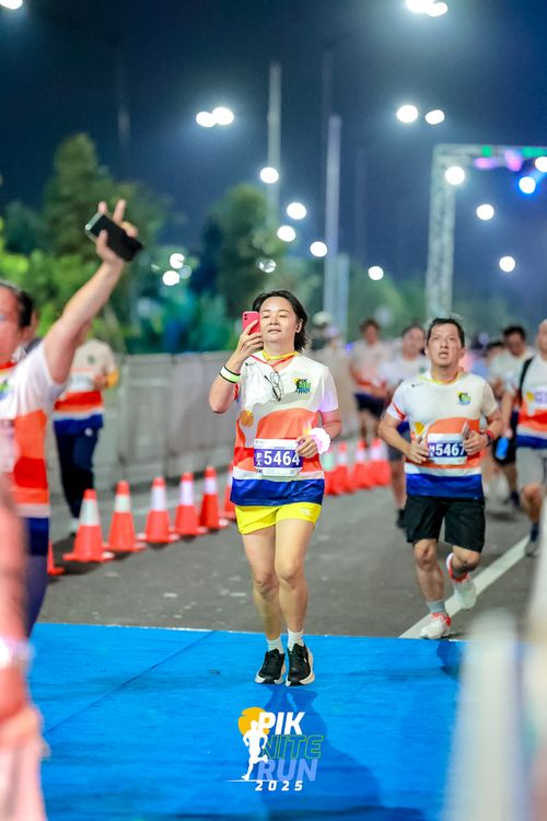 Race photo from PIK NITE RUN 2025