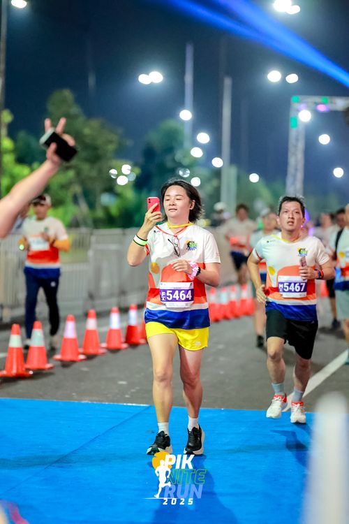 Race photo from PIK NITE RUN 2025