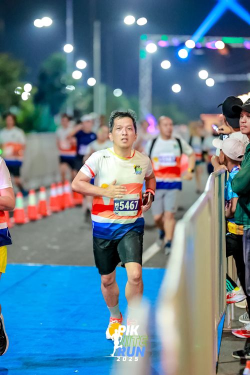 Race photo from PIK NITE RUN 2025