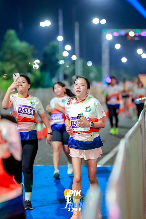 Race photo from PIK NITE RUN 2025
