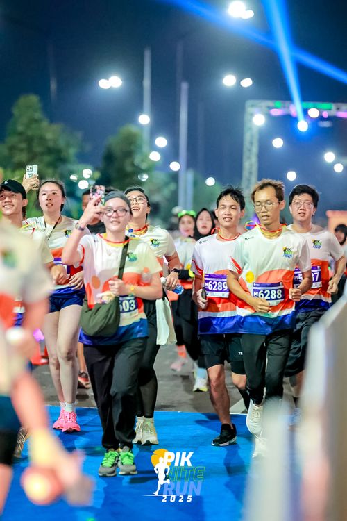 Race photo from PIK NITE RUN 2025