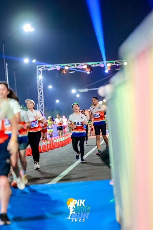 Race photo from PIK NITE RUN 2025