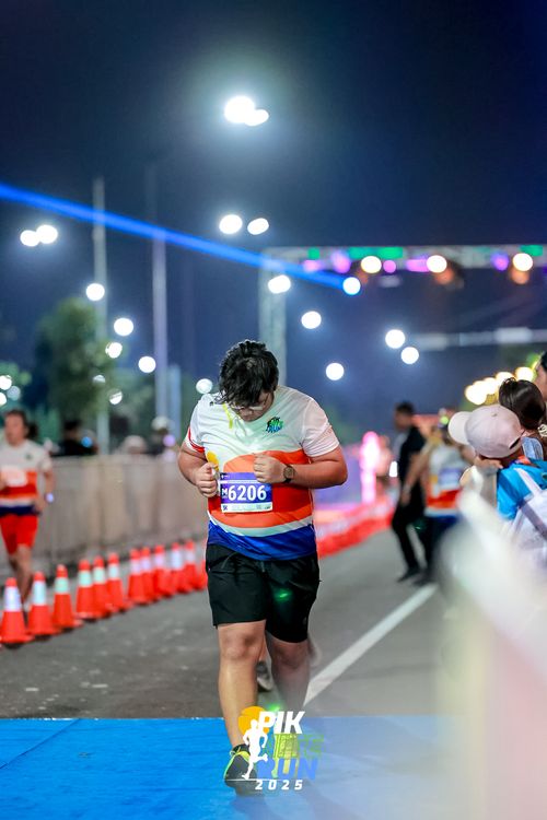 Race photo from PIK NITE RUN 2025