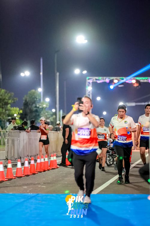 Race photo from PIK NITE RUN 2025