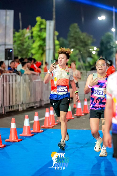 Race photo from PIK NITE RUN 2025