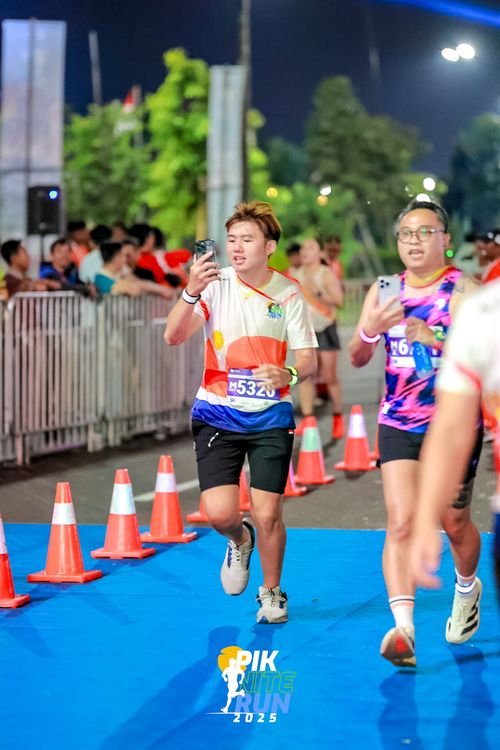 Race photo from PIK NITE RUN 2025