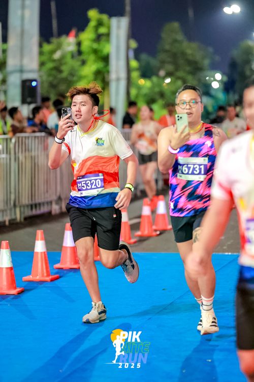 Race photo from PIK NITE RUN 2025