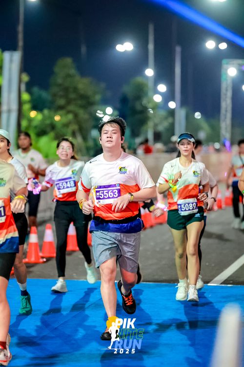 Race photo from PIK NITE RUN 2025