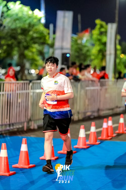 Race photo from PIK NITE RUN 2025