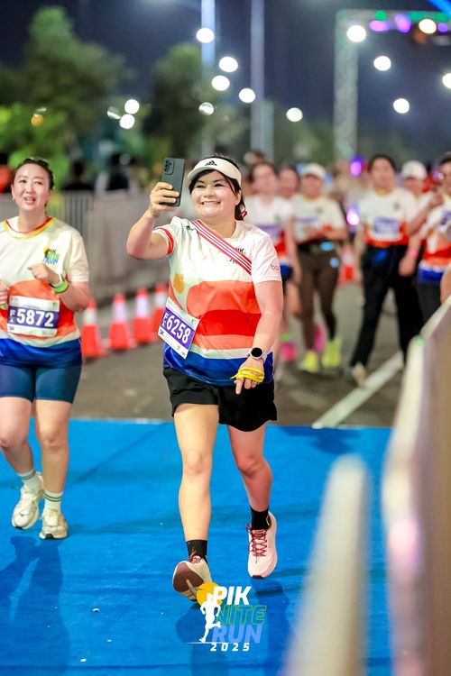 Race photo from PIK NITE RUN 2025