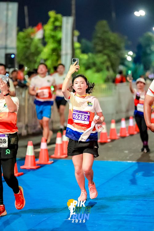 Race photo from PIK NITE RUN 2025