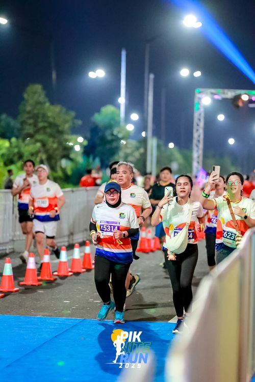 Race photo from PIK NITE RUN 2025