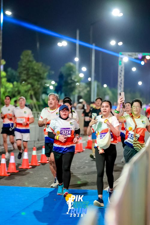 Race photo from PIK NITE RUN 2025