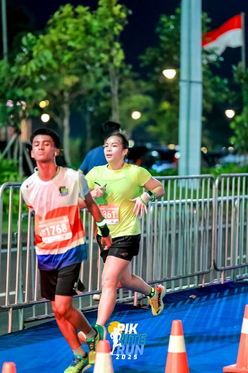Race photo from PIK NITE RUN 2025