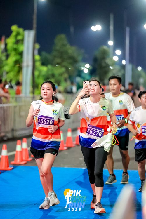 Race photo from PIK NITE RUN 2025