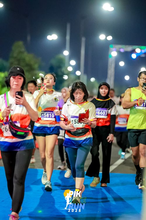 Race photo from PIK NITE RUN 2025