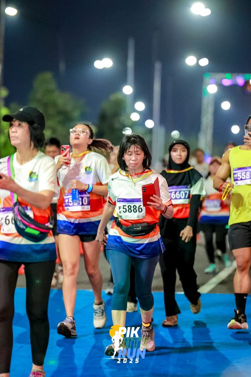 Race photo from PIK NITE RUN 2025