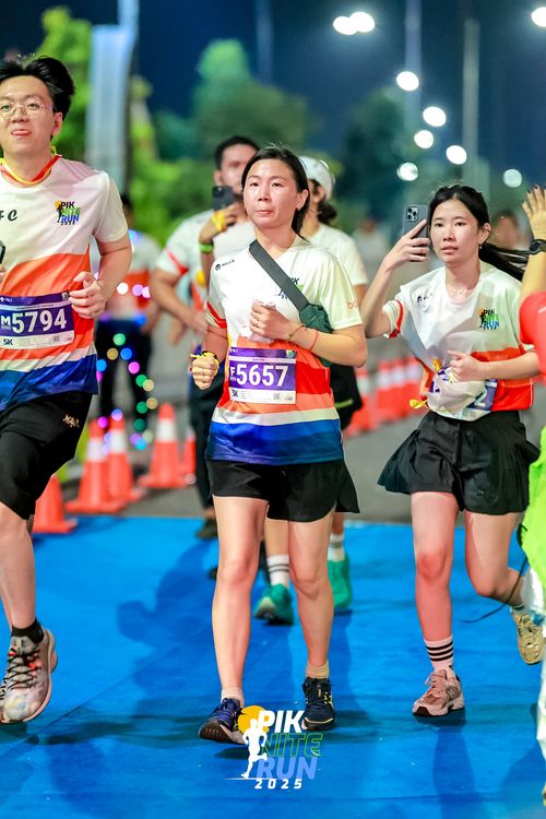 Race photo from PIK NITE RUN 2025