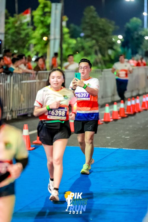 Race photo from PIK NITE RUN 2025