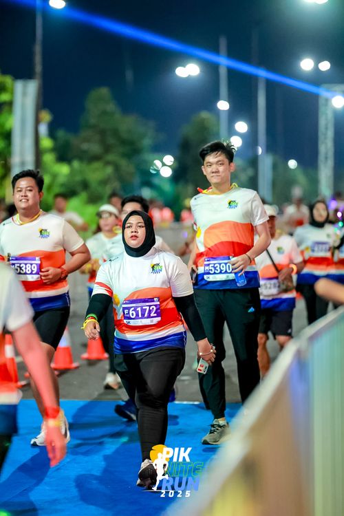 Race photo from PIK NITE RUN 2025