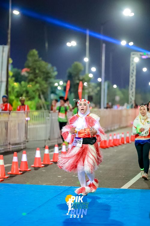 Race photo from PIK NITE RUN 2025