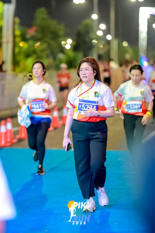 Race photo from PIK NITE RUN 2025