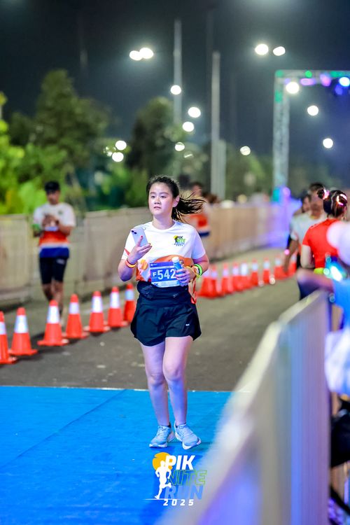 Race photo from PIK NITE RUN 2025